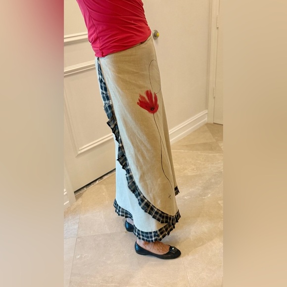 Elegant wraparound Linen Beige Skirt w Black Trim, Handpainted Flower,Size S-M - Picture 6 of 13